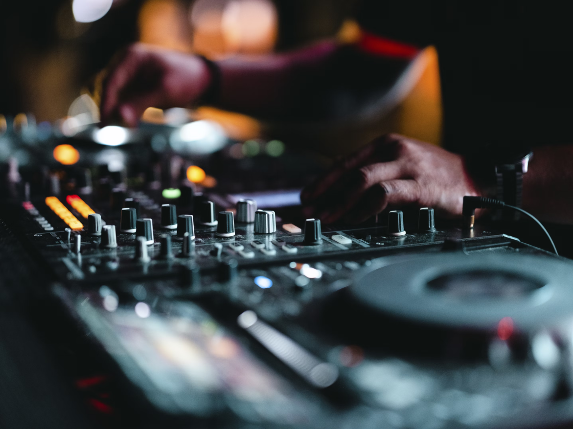 DJ